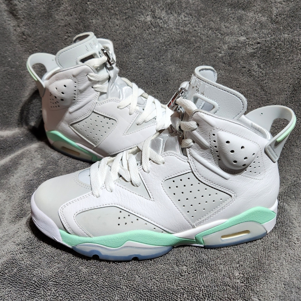 Air Jordan 6 Retro - Womens size 8